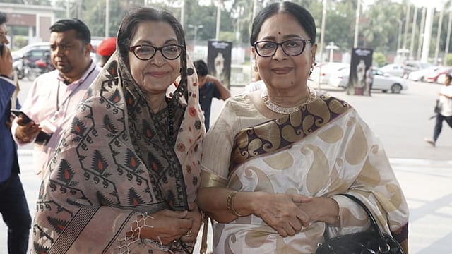 আলো ঝলমলে মেরিল-প্রথম আলো পুরস্কার অনুষ্ঠানে অভিনেত্রী দিলারা জামান ও শর্মিলী আহমেদ