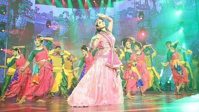 ঐশী ও সহশিল্পীদের মনোমুগ্ধকর পরিবেশনা