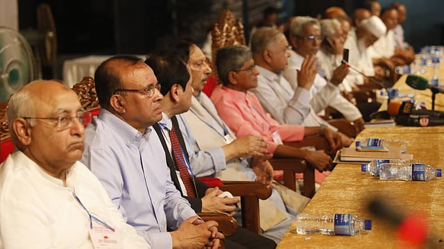 গণফোরামের বিশেষ জাতীয় কাউন্সিল ২০১৯-এ উপস্থিত মোকাব্বির খান। মহানগর নাট্যমঞ্চ, ২৬ এপ্রিল। ছবি: দীপু মালাকার