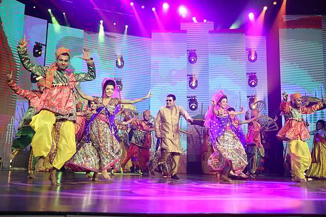 ফেরদৌস ও সহশিল্পীদের পরিবেশনা