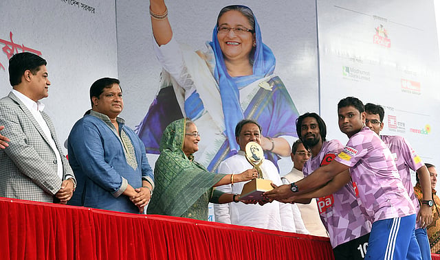 ‘বঙ্গবন্ধু আন্তবিশ্ববিদ্যালয় স্পোর্টস চ্যাম্পিয়নশিপ ২০১৯’–এর বিভিন্ন খেলায় বিজয়ীদের হাতে পুরস্কার তুলে দেন প্রধানমন্ত্রী শেখ হাসিনা। বঙ্গবন্ধু জাতীয় স্টেডিয়াম, ঢাকা, ২৭ এপ্রিল। ছবি: পিআইডি