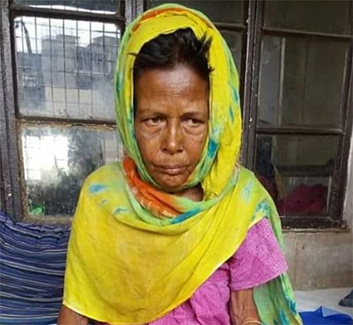 উদ্ধারের পরে চিকিৎসা সেবা পেয়ে কিছুটা সুস্থ আনোয়ারা। ছবি: সংগৃহীত