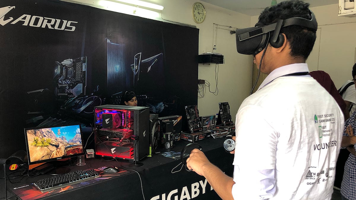 আইডিয়াল স্কুল ও কলেজে প্রথম তথ্য ও প্রযুক্তি মেলায় ভার্চ্যুয়াল রিয়ালিটি গেম উপভোগ করছে একজন শিক্ষার্থী। ছবি: প্রথম আলো