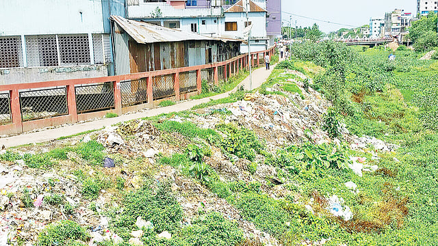 কিশোরগঞ্জের নরসুন্দা নদীর লেকওয়ের পাশে ফেলা হচ্ছে ময়লা–আবর্জনা। গত বুধবার বড়বাজারের পেছনের নরসুন্দা নদীর পাড়ে। ছবি: প্রথম আলো