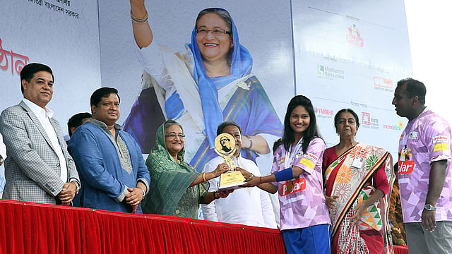 ‘বঙ্গবন্ধু আন্তবিশ্ববিদ্যালয় স্পোর্টস চ্যাম্পিয়নশিপ ২০১৯’–এর বিভিন্ন খেলায় বিজয়ীদের হাতে পুরস্কার তুলে দেন প্রধানমন্ত্রী শেখ হাসিনা। বঙ্গবন্ধু জাতীয় স্টেডিয়াম, ঢাকা, ২৭ এপ্রিল। ছবি: পিআইডি