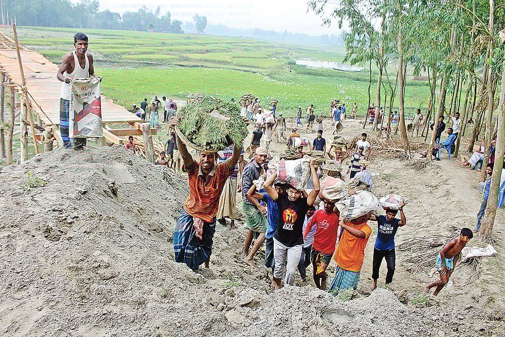 সেতুর সংযোগস্থল প্রথম আলো সরিষাবাড়ী বন্ধুসভা স্বেচ্ছাশ্রমে মাটি কেটে ভরাট করে দেয়। গতকাল দুপুরে তোলা। ছবি: প্রথম আলো