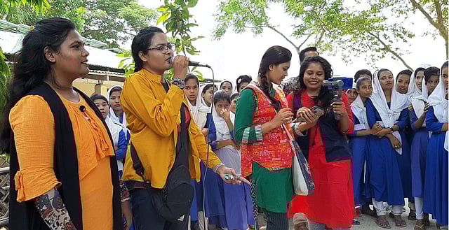 শিক্ষার্থীদের উদ্দেশে ভ্রমণকন্যারা কথা বলছেন। ছবি: প্রথম আলো