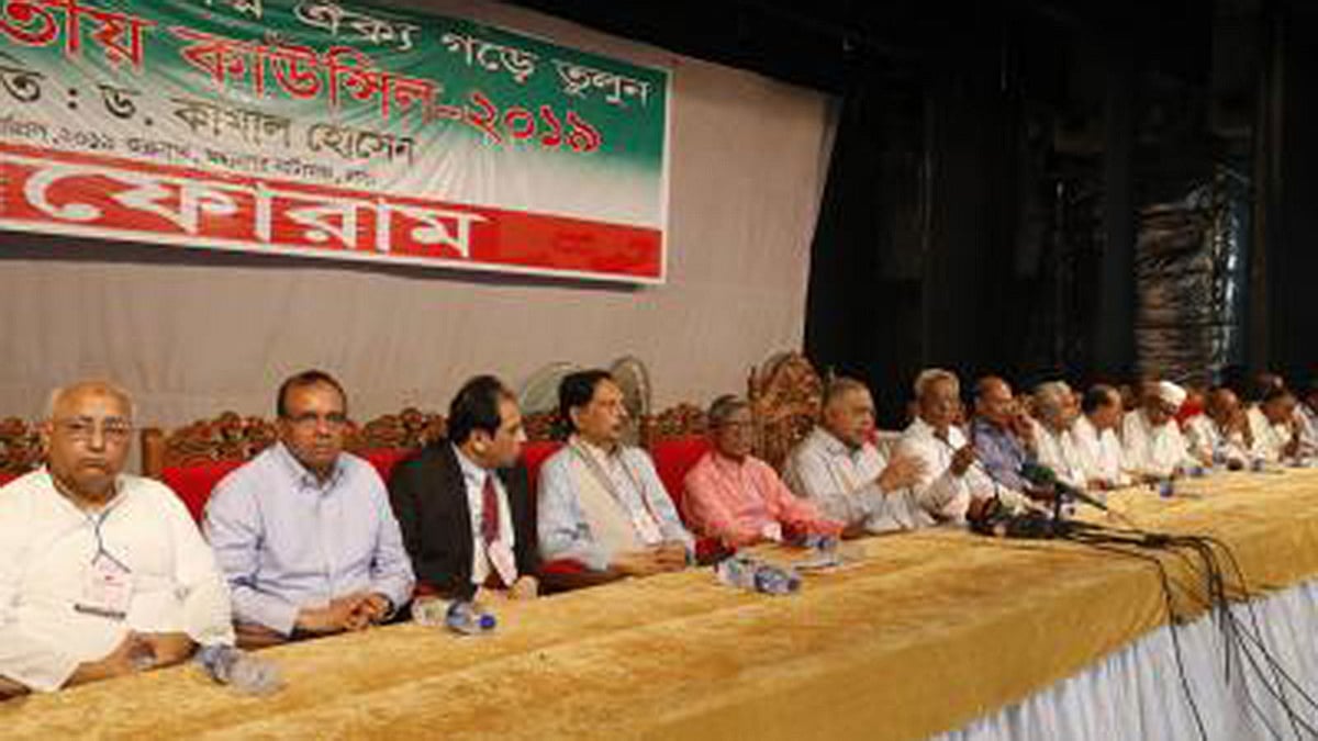 বিশেষ কাউন্সিলে মঞ্চে মোকাব্বির খান। এ নিয়েই গণফোরামের অনেক নেতা ক্ষুব্ধ হন। ফাইল ছবি