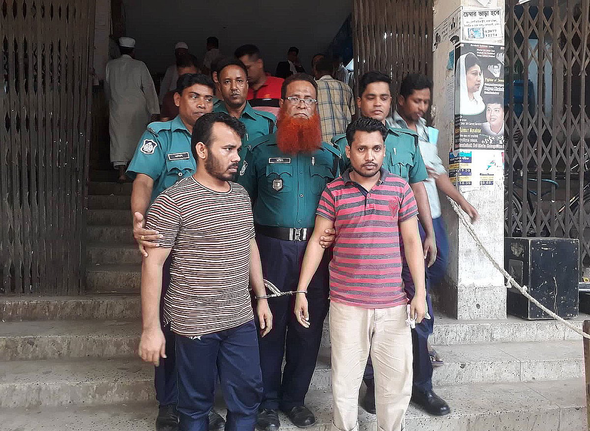 দণ্ডিত রোহিঙ্গা নূর হোসেন ও ইয়াসির আরাফাতকে হাজতে নিয়ে যাওয়া হচ্ছে। ছবি: আসাদুজ্জামান