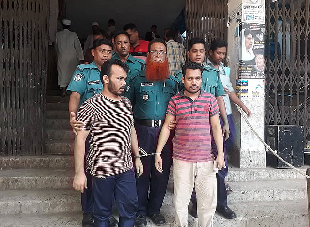 দণ্ডিত রোহিঙ্গা নূর হোসেন ও ইয়াসির আরাফাতকে হাজতে নিয়ে যাওয়া হচ্ছে। ছবি: আসাদুজ্জামান