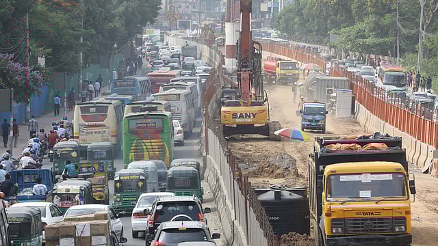 রাজধানীতে বয়ে যাওয়া দাবদাহের কারণে অতিষ্ঠ হয়ে উঠেছে জনজীবন। মেট্রোরেলের কাজ চলছে, দুপাশে যানজট। অসহনীয় গরমে নতুন মাত্রা যোগ করেছে যানজট। বাংলামোটর, ঢাকা, ২৮ এপ্রিল। ছবি: আবদুস সালাম
