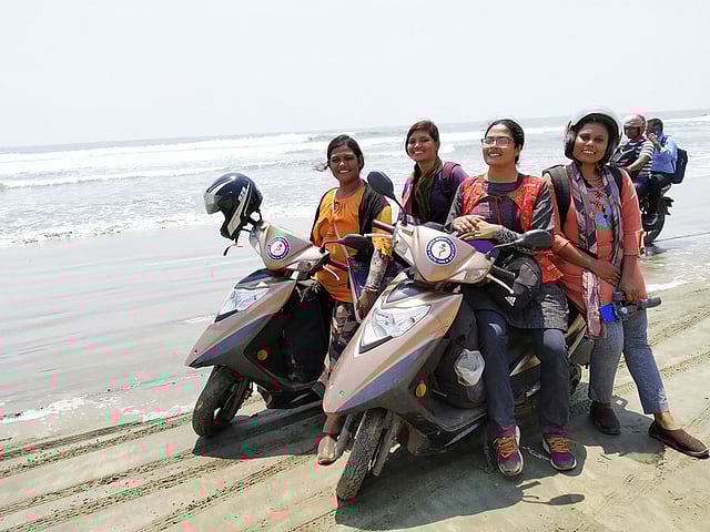 কক্সবাজার সমুদ্রসৈকতে চার ভ্রমণকন্যা। ছবি: প্রথম আলো