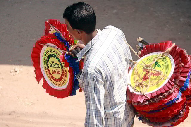 কমছে না গরমের দাপট। অসহনীয় রোদ আর গরমে বেড়ে গেছে হাতপাখার চাহিদা। এই সুযোগে হাতপাখা ফেরি করে বিক্রির জন্য বেড়িয়েছেন এক ফেরিওয়ালা। কদমতলি, সিলেট, ২৮ এপ্রিল। ছবি: আনিস মাহমুদ