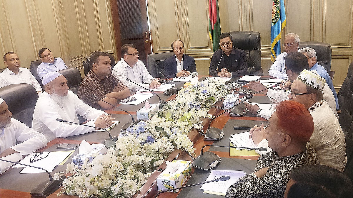 ব্যবসায়ীদের সঙ্গে বৈঠক করেন ঢাকা দক্ষিণ সিটি করপোরেশনের মেয়র সাঈদ খোকন। ছবি: মুসা আহমেদ