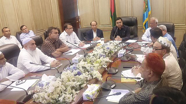 ব্যবসায়ীদের সঙ্গে বৈঠক করেন ঢাকা দক্ষিণ সিটি করপোরেশনের মেয়র সাঈদ খোকন। ছবি: মুসা আহমেদ