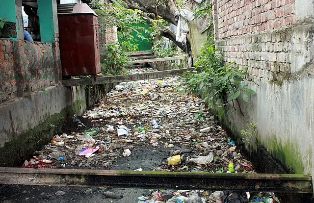 ময়মনসিংহ সিটি করপোরেশন নির্বাচনে গুরুত্ব পেয়েছে এসব দুর্গন্ধযুক্ত ও ময়লা-আবর্জনায় ভরা ড্রেনেজ ব্যবস্থা পরিষ্কারের বিষয়টি। শিববাড়ি, ময়মনসিংহ, ২৮ এপ্রিল। ছবি: আনোয়ার হোসেন