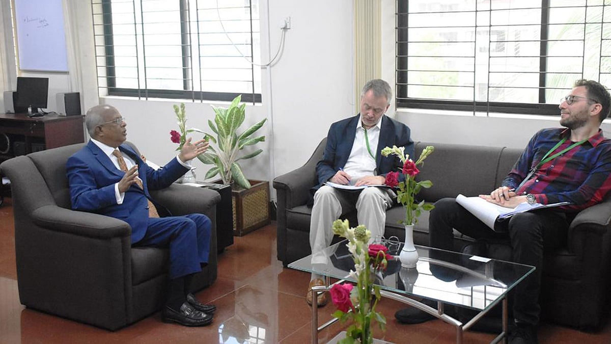 ইউএসএআইডির প্রতিনিধিদের সঙ্গে মতবিনিময় করেন দুদক চেয়ারম্যান ইকবাল মাহমুদ। ছবি: সংগৃহীত