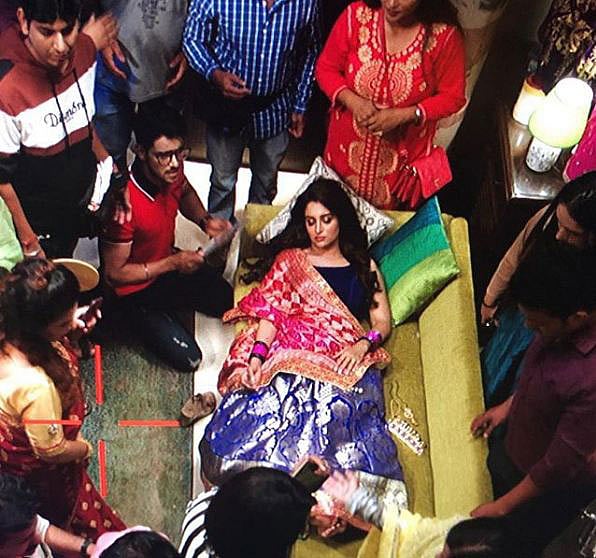 ‘পানি পুরি’ সিরিয়ালের সেটে অচেতন অবস্থায় সোফায় শুয়ে আছেন দীপিকা কাকর