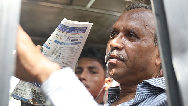 যানজটের কারণে বাসযাত্রীদের ভোগান্তি আরও বেড়ে যায়। বেশির ভাগ বাসেই নেই ফ্যান। বাংলামোটর, ঢাকা, ২৮ এপ্রিল। ছবি: আবদুস সালাম