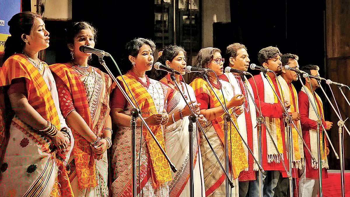 রাধারমণ সংস্কৃতি চর্চাকেন্দ্র আয়োজিত অনুষ্ঠানে একটি দলীয় পরিবেশনা। গতকাল শিল্পকলা একাডেমির সংগীত ও নৃত্যশালা অডিটরিয়ামে। ছবি: সাইফুল ইসলাম