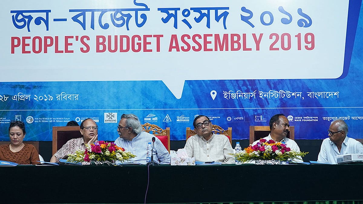 রাজধানীর ইঞ্জিনিয়ার্স ইনস্টিটিউশন মিলনায়তনে আজ ‘শান্তি ও সমতার জন্য বাজেট’ শীর্ষক দিনব্যাপী জন-বাজেট সংসদ ২০১৯ বিকল্প বাজেট অধিবেশনে এর প্রথম অধিবেশনে বক্তারা। ছবি: প্রথম আলো