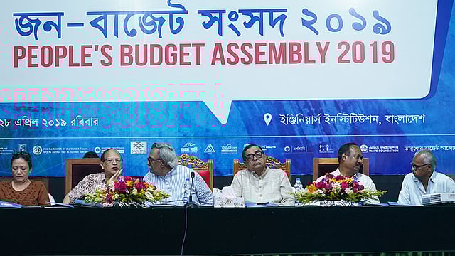 রাজধানীর ইঞ্জিনিয়ার্স ইনস্টিটিউশন মিলনায়তনে আজ ‘শান্তি ও সমতার জন্য বাজেট’ শীর্ষক দিনব্যাপী জন-বাজেট সংসদ ২০১৯ বিকল্প বাজেট অধিবেশনে এর প্রথম অধিবেশনে বক্তারা। ছবি: প্রথম আলো