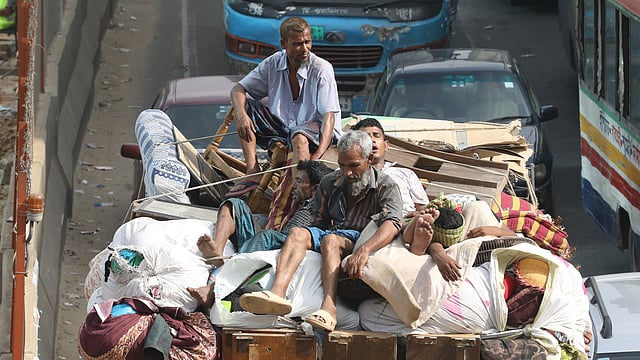 প্রচণ্ড গরম ও প্রখর রোদে বেশি ভোগান্তি পোহান দিনমজুরেরা। বাংলামোটর এলাকা।