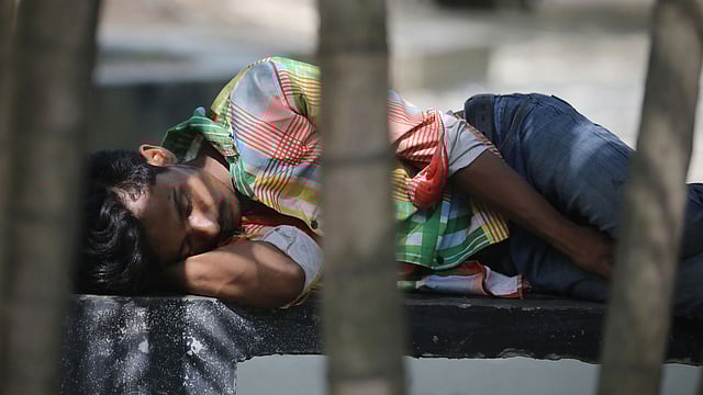 দাবদাহের কারণে অতিষ্ঠ হয়ে উঠেছে মানুষ। রাজধানীতে গরমের তীব্রতা যেন আরও বেশি। রমনা পার্কে গাছের ছায়ায় ঘুমিয়ে নিচ্ছেন একজন। ঢাকা, ২৮ এপ্রিল। ছবি: আবদুস সালাম
