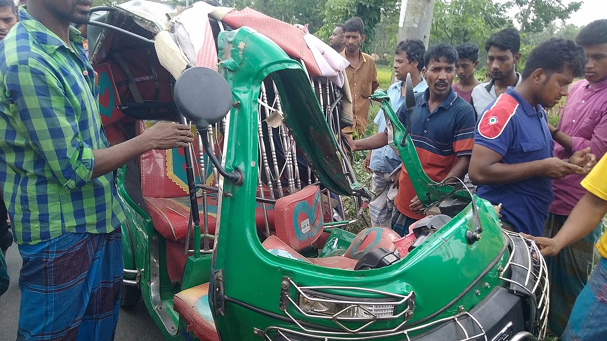 বাসের সঙ্গে মুখোমুখি সংঘর্ষে দুমড়েমুচড়ে যাওয়া সিএনজিচালিত অটোরিকশা। ছবি: আলম পলাশ