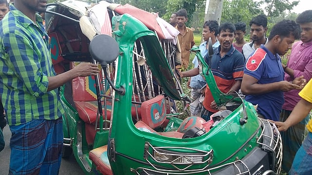 বাসের সঙ্গে মুখোমুখি সংঘর্ষে দুমড়েমুচড়ে যাওয়া সিএনজিচালিত অটোরিকশা। ছবি: আলম পলাশ