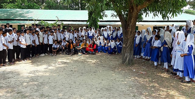 কক্সবাজারের টেকনাফ উপজেলার লম্বরি মালকা বানু উচ্চবিদ্যালয়ের শিক্ষার্থীদের সঙ্গে চার ভ্রমণকন্যা। ছবি: প্রথম আলো