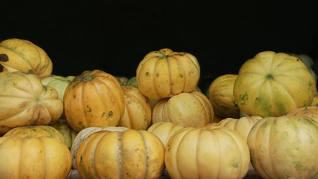 বাজারে উঠেছে গ্রীষ্মের ফল বাঙ্গি। পুষ্টিগুণে সমৃদ্ধ রসাল ফল বাঙ্গির চাহিদাও বেশ। দোকান ভর্তি বাঙ্গি সাজিয়ে বসে আছেন বিক্রেতা। সিলেট, ২৮ এপ্রিল। ছবি: আনিস মাহমুদ