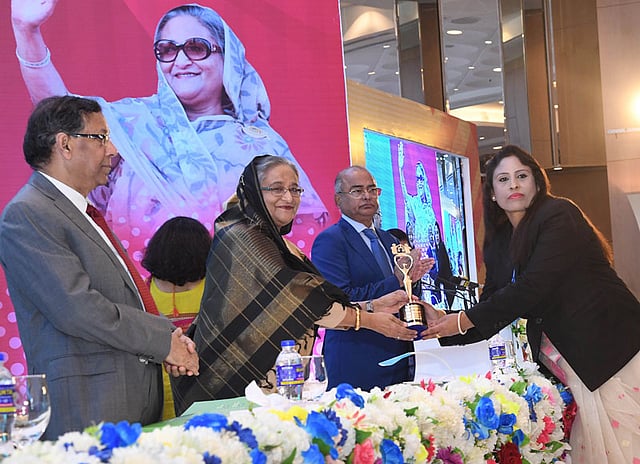 জাতীয় আইনগত সহায়তা দিবসে বিশেষ সম্মাননা পাওয়া লোকজনের মাঝে পুরস্কার বিতরণ করেন প্রধানমন্ত্রী শেখ হাসিনা। হোটেল ইন্টারকন্টিনেন্টাল, ঢাকা, ২৮ এপ্রিল। ছবি: পিআইডি