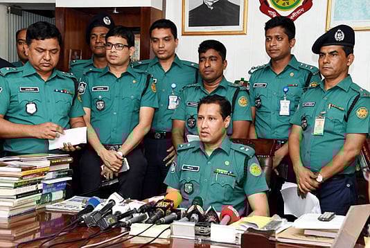 ডিএমপির তেজগাঁও বিভাগের উপপুলিশ কমিশনার (ডিসি) বিপ্লব কুমার সরকার সাংবাদিকদের ব্রিফ করছেন। ছবি: বাসস