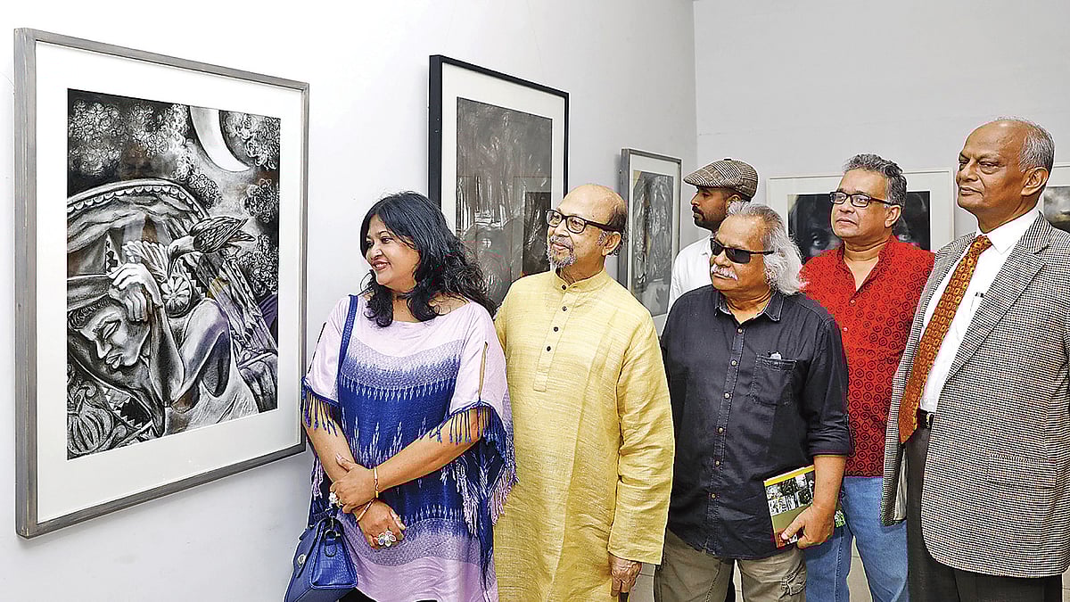 গ্যালারি কায়ায় ২৪ শিল্পীর চিত্র প্রদর্শনী ঘুরে দেখছেন উদ্বোধক ও  শিল্পানুরাগীরা।  প্রথম আলো