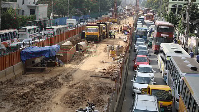 বাংলামোটর এলাকায় মেট্রোরেলের কাজ চলছে, দুপাশে যানজট। অসহনীয় গরমে নতুন মাত্রা যোগ করেছে যানজট।