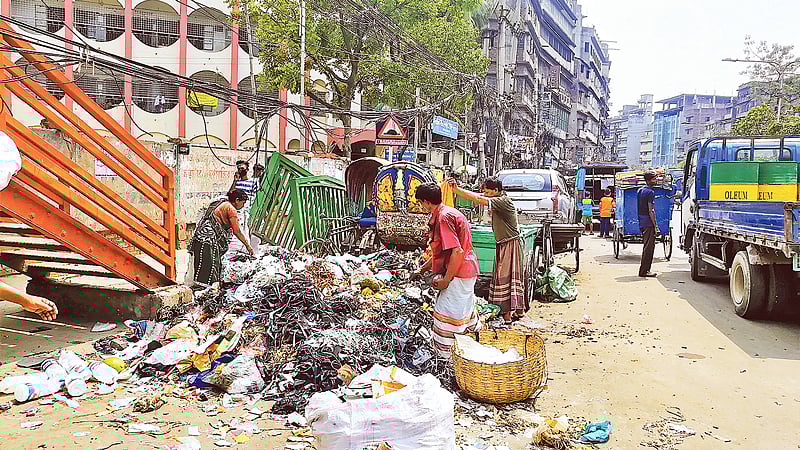 পুরান ঢাকার বংশালের সুরিটোলা মডেল সরকারি প্রাথমিক বিদ্যালয়ের সামনে আবর্জনার স্তূপ। বিদ্যালয় কর্তৃপক্ষ বলছে, বর্জে্যর দুর্গন্ধে পাঠদান ব্যাহত হচ্ছে। ছবিটি গতকালের।  প্রথম আলো