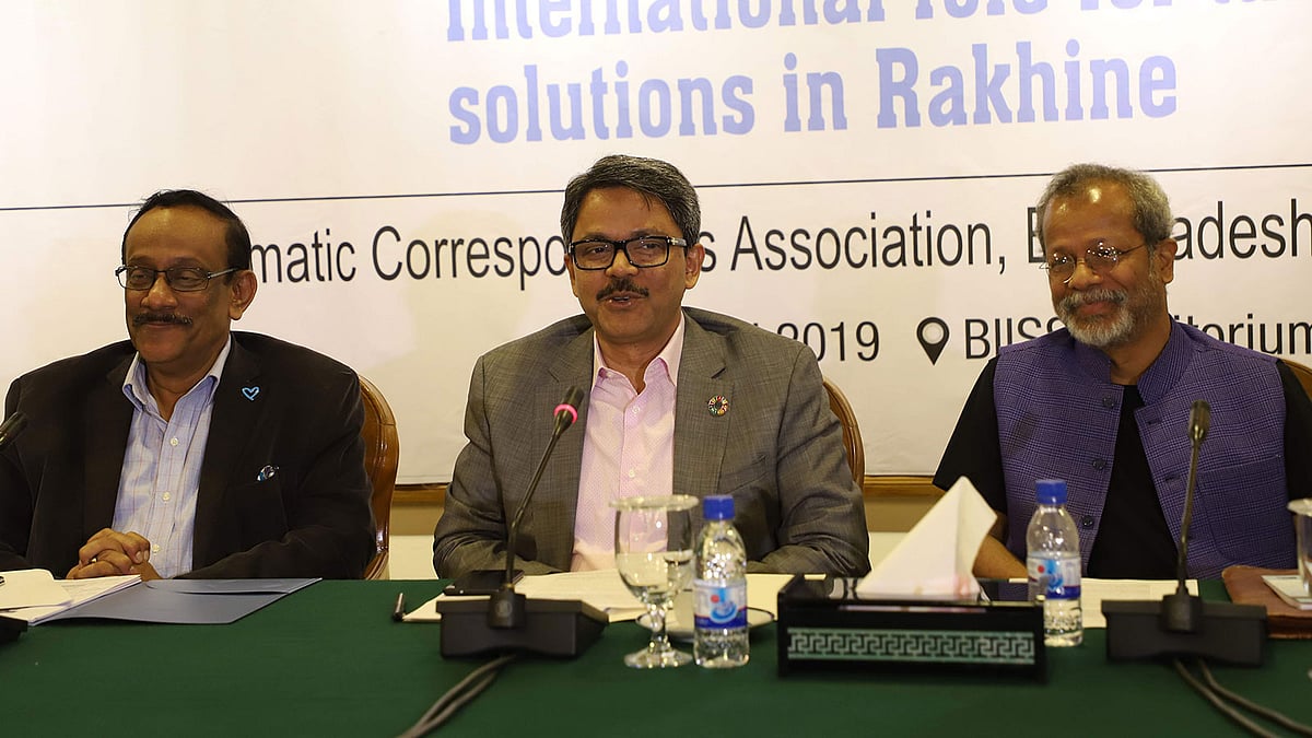 বাংলাদেশ ইনস্টিটিউট অব ইন্টারন্যাশনাল অ্যান্ড স্ট্র্যাটেজিক স্টাডিজের (বিআইআইএসএস-বিস) মিলনায়তনে রোহিঙ্গা সমস্যা–বিষয়ক এক সেমিনারে প্রধান অতিথির বক্তব্য দেন পররাষ্ট্র প্রতিমন্ত্রী মো. শাহরিয়ার আলম। ঢাকা, ২৮ এপ্রিল। ছবি: সংগৃহীত