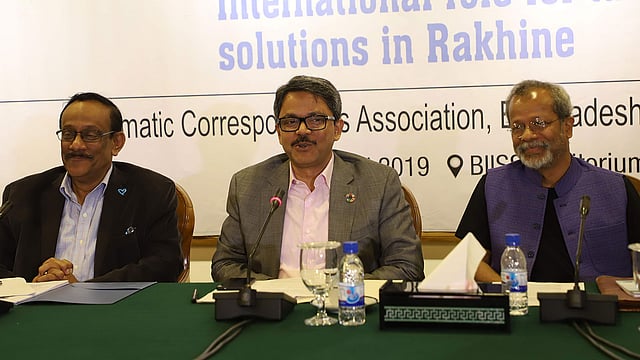 বাংলাদেশ ইনস্টিটিউট অব ইন্টারন্যাশনাল অ্যান্ড স্ট্র্যাটেজিক স্টাডিজের (বিআইআইএসএস-বিস) মিলনায়তনে রোহিঙ্গা সমস্যা–বিষয়ক এক সেমিনারে প্রধান অতিথির বক্তব্য দেন পররাষ্ট্র প্রতিমন্ত্রী মো. শাহরিয়ার আলম। ঢাকা, ২৮ এপ্রিল। ছবি: সংগৃহীত