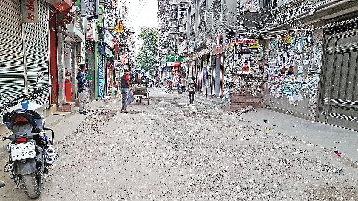 পিচ উঠে বেরিয়ে পড়েছে ইট–সুরকি। বৃহস্পতিবার গেন্ডারিয়ার দীননাথ সেন রোডে। প্রথম আলো