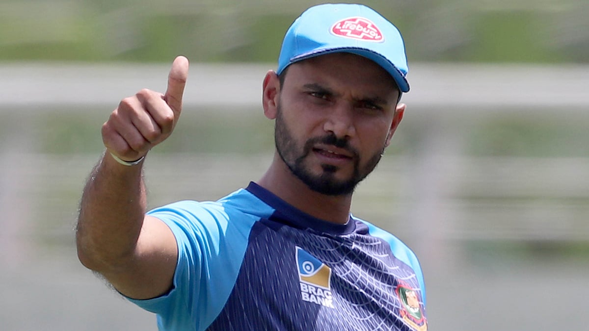 বিশ্বকাপ শেষেও মাশরাফি নিশ্চয়ই এভাবে থাম্বস আপ দিতে চান। ছবি: প্রথম আলো