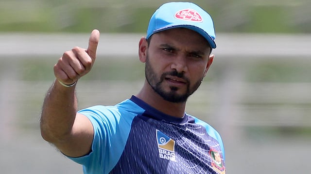 বিশ্বকাপ শেষেও মাশরাফি নিশ্চয়ই এভাবে থাম্বস আপ দিতে চান। ছবি: প্রথম আলো