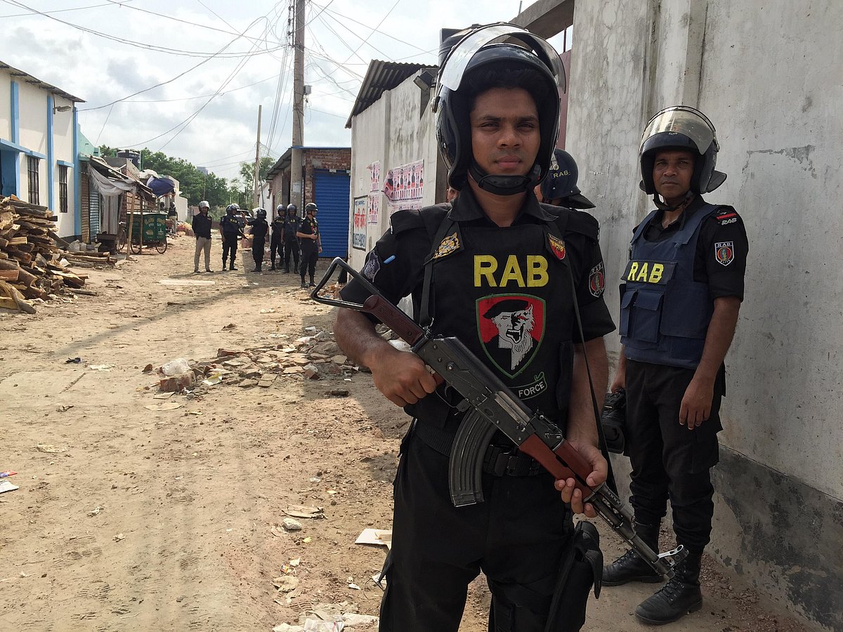 সন্দেহজনক জঙ্গি আস্তানার কাছে র্যাবের সতর্ক অবস্থান। ছবি: সাজিদ হোসেন