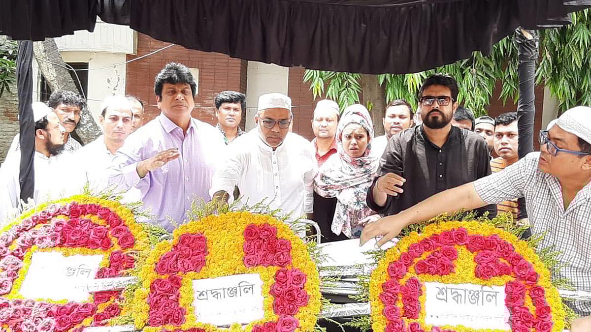 আজ এফডিসিতে চলচ্চিত্রের জনপ্রিয় কৌতুক অভিনেতা আনিসকে বিদায় জানিয়েছেন তাঁর সহকর্মীরা