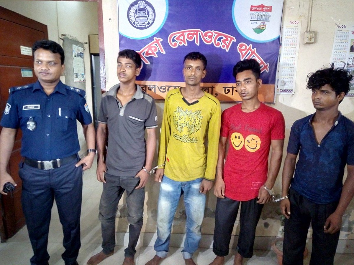 চলন্ত ট্রেনের ছাদ থেকে ফেলে হত্যার অভিযোগে গ্রেপ্তার চার আসামি। ছবি: সংগৃহীত