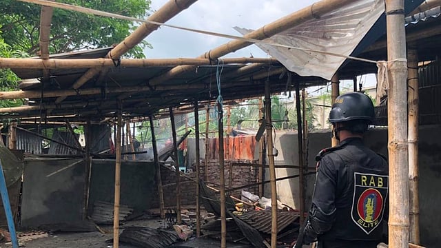 মেট্রো হাউজিংয়ে একটি বাড়িতে জঙ্গি আস্তানা সন্দেহে অভিযান চালায় র‍্যাব। অভিযানে বিধ্বস্ত ঘরের পাশে র‌্যাবের সতর্ক অবস্থান। বছিলা, ঢাকা, ২৯ এপ্রিল। ছবি: র‌্যাবের সৌজন্যে