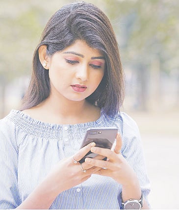 স্মার্ট যন্ত্রের পুরো সুবিধা নিতে যন্ত্র সম্পর্কে ধারণা থাকতে হবে। মডেল: প্রিমা, ছবি: স্মার্ট সময়