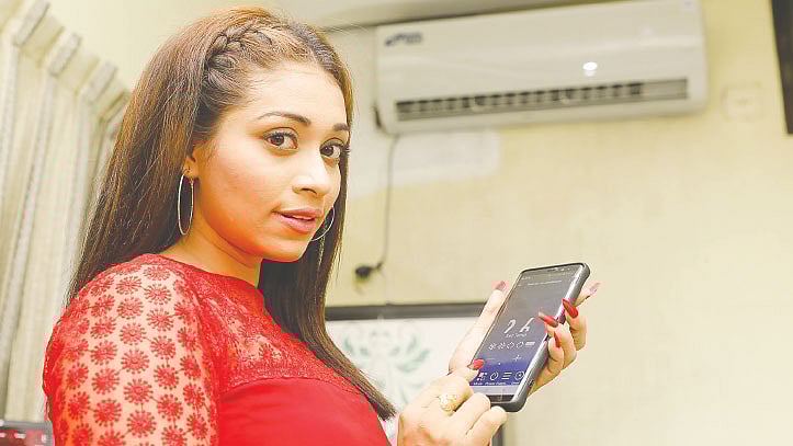 এসিতে আছে আইওটি প্রযুক্তি, তাই তো নিয়ন্ত্রণ করা যায় স্মার্টফোন থেকে। মডেল: অাবান্তিকা,  ছবি: খালেদ সরকার