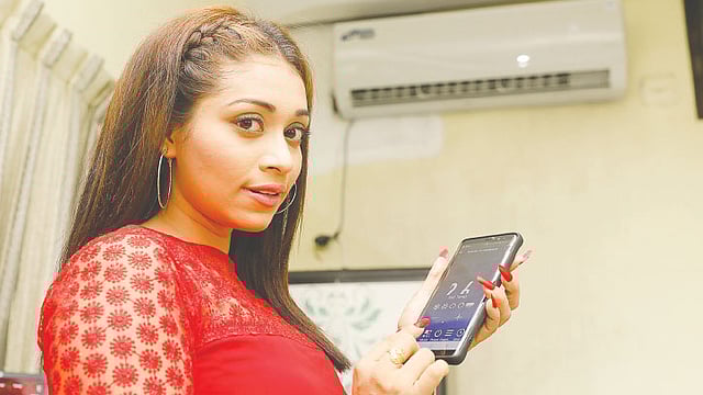 এসিতে আছে আইওটি প্রযুক্তি, তাই তো নিয়ন্ত্রণ করা যায় স্মার্টফোন থেকে। মডেল: অাবান্তিকা,  ছবি: খালেদ সরকার