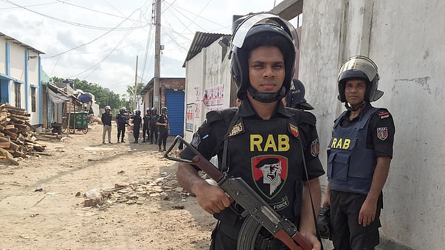 রাজধানীর বছিলায় মেট্রো হাউজিংয়ে একটি বাড়িতে জঙ্গি আস্তানা সন্দেহে অভিযান চালানোর আগে র‌্যাবের সতর্ক অবস্থান। বছিলা, ঢাকা, ২৯ এপ্রিল। ছবি: সাজিদ হোসেন